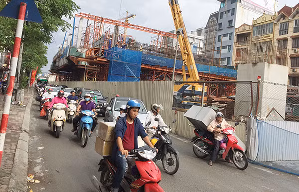 Vì tránh ổ gà trên đường, một người dân đang lưu thông đã đâm phải tường rào công trình.
