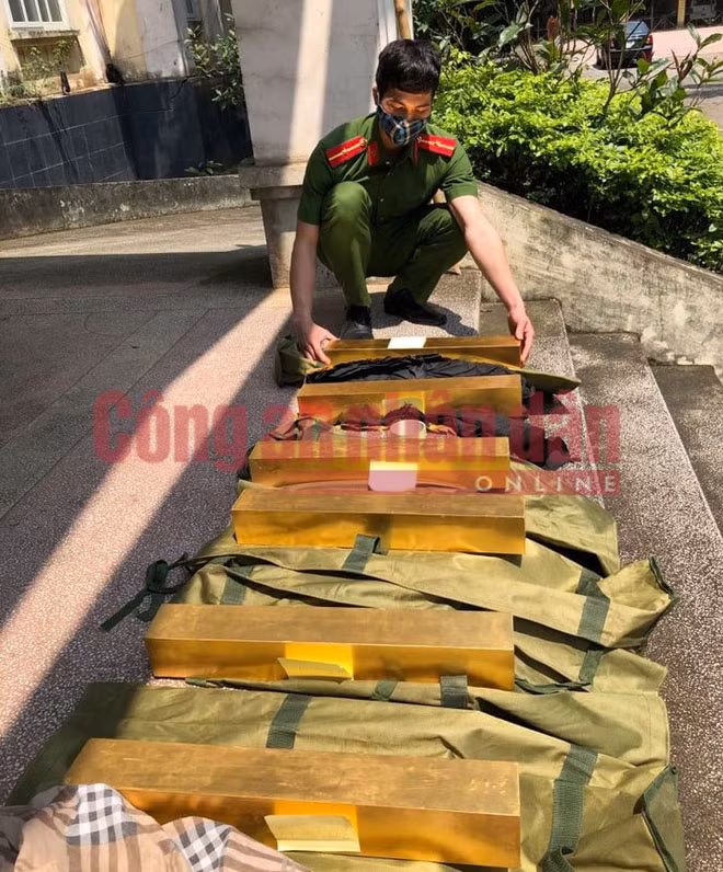 Công an tỉnh Vĩnh Phúc kiểm tra các khối vàng giả của bị can Vũ Thị Hòa. Công an tỉnh Vĩnh Phúc kiểm tra các khối vàng giả của bị can Vũ Thị Hòa.