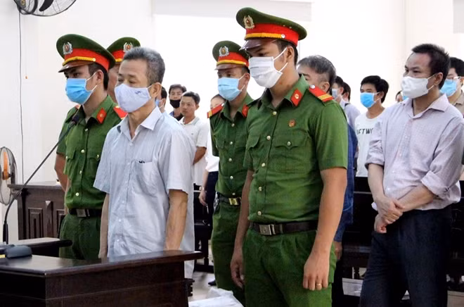 Các bị cáo tại phiên toà.