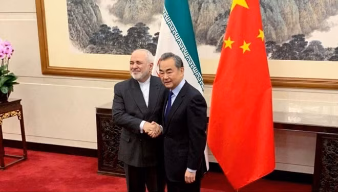 Ngoại trưởng Mohammad Javad Zarif và người đồng cấp Trung Quốc Vương Nghị. Ảnh: urdupoint.com