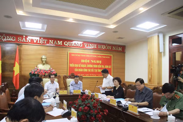 Đồng chí Nguyễn Văn Thuân, Phó Chánh án TAND Tối cao công bố các quyết định của Bộ Chính trị về thành lập 8 Đoàn Công tác tại các địa phương Đồng chí Nguyễn Văn Thuân, Phó Chánh án TAND Tối cao công bố các quyết định của Bộ Chính trị về thành lập 8 Đoàn Công tác tại các địa phương