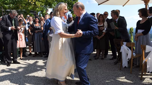 Tổng thống Putin khiêu vũ với Ngoại trưởng Karin Kneissl.
