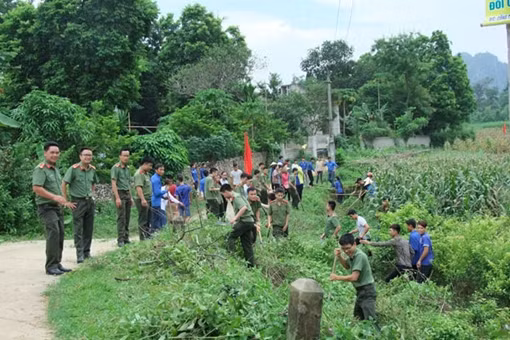 Trưởng Công an xã miền núi “4 cùng” với nhân dân ảnh 2