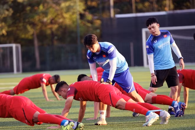 Ông Thắng (phải) sẽ là trợ lý ngôn ngữ mới của HLV Park Hang-seo tại đội tuyển U23 Việt Nam. Ảnh: VFF.