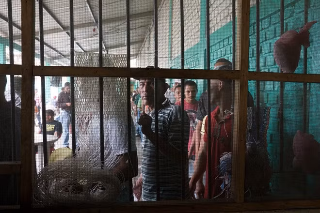 Bên trong các nhà tù ở Honduras, ngoài giám thị, quản giáo còn có các tù nhân "điều phối viên" - nhân vật chủ chốt trong hệ thống phân cấp nhà tù.