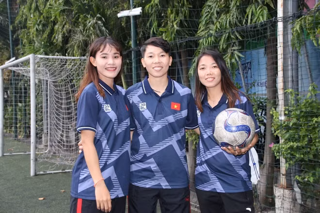 Kim Thanh cùng Huỳnh Như (bên phải) và Chương Thị Kiều là những người bạn thân ở CLB bóng đá nữ TP. Hồ Chí Minh.