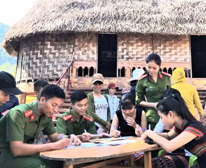 Công an xã Hòa Bắc phối hợp với Đội Cảnh sát QLHC về TTXH Công an huyện Hòa Vang làm CMND cho học sinh và đồng bào Cơ tu.