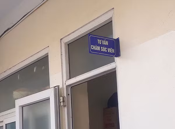 Căn phòng 10m² là nơi tư vấn cũng là phòng nghỉ của thầy Thắng.