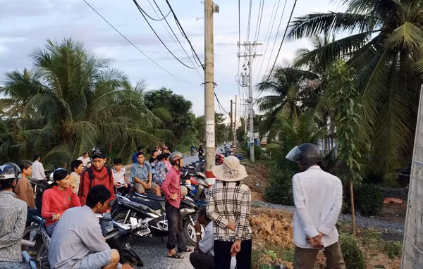 Người dân hiếu kỳ đến tìm hiểu vụ việc.