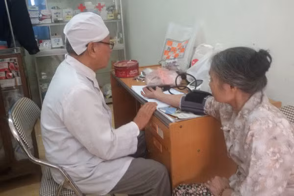 Bác sĩ Đức với bệnh nhân.