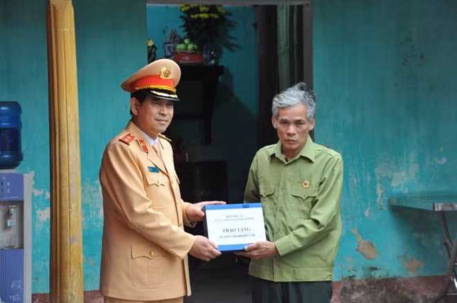 Đồng chí Trung tướng Vũ Đỗ Anh Dũng, Cục trưởng Cục CSGT trao số tiền CBCS Cục quyên góp