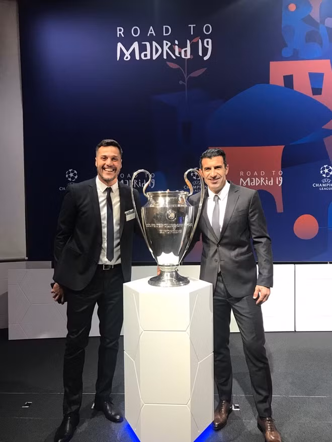 Cựu danh thủ Luis Figo(bên phải). Ảnh: Twitter.