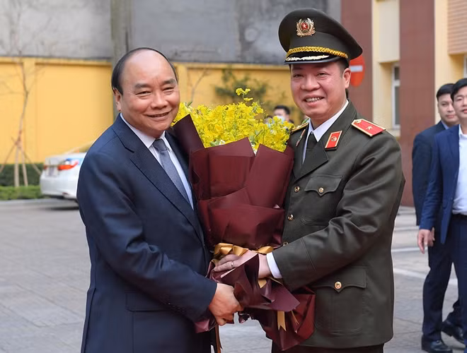 Thiếu tướng Trần Hải Quân tặng hoa Thủ tướng Nguyễn Xuân Phúc.