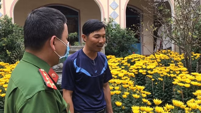 Công an phường Nghĩa Lộ, Tp Quảng Ngãi làm việc với ông Tạ Công Hậu.