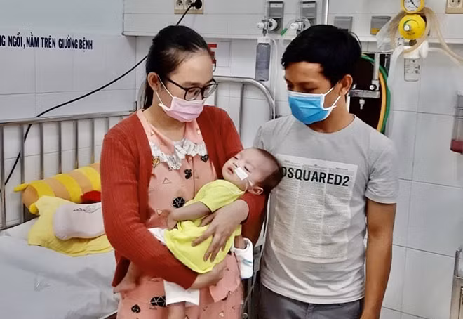 Thời điểm tháng 3-2020, tại Bệnh viện Nhi đồng 2, vợ chồng anh Tuấn đang gom từng đồng tiền để chạy chữa cho con.