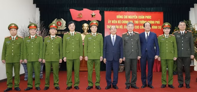 Thủ tướng Nguyễn Xuân Phúc và các đại biểu.