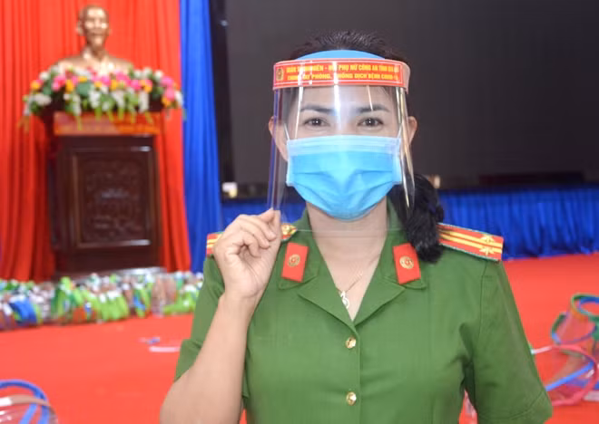Tấm chắn giọt bắn sẽ giúp chiến sỹ phòng ngừa lây nhiễm dịch bệnh trong quá trình thực hiện nhiệm vụ.