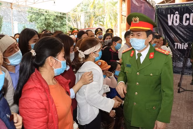 Đảng ủy, lãnh đạo Công an tỉnh phúng viếng đồng chí Vi Văn Luân.