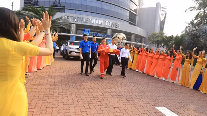 Hành trình Mùa Xuân từ những giếng dầu tại TP HCM.