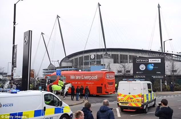 Nhờ đó chiếc xe bus của Liverpool đã an toàn di chuyển. Ảnh: Getty Image. Nhờ đó chiếc xe bus của Liverpool đã an toàn di chuyển. Ảnh: Getty Image.