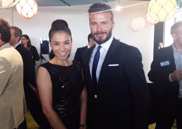 Thu Minh gặp danh thủ David Beckham. Thu Minh gặp danh thủ David Beckham.