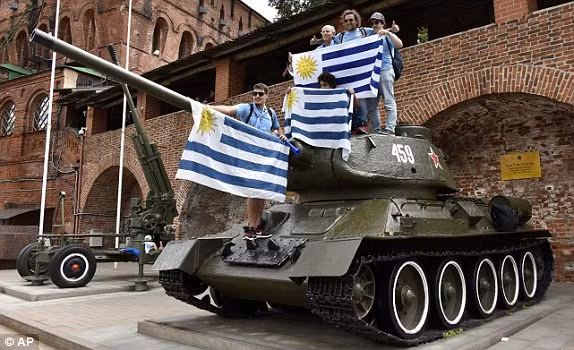 Cổ động viên Uruguay trèo lên 1 chiếc xe tăng trước trận tứ kết với Pháp.