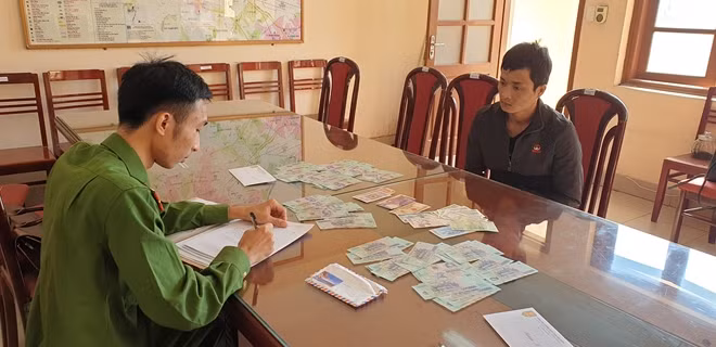Đối tượng Hải (áo đen) cùng tang vật vụ án tại cơ quan Cảnh sát điều tra.
