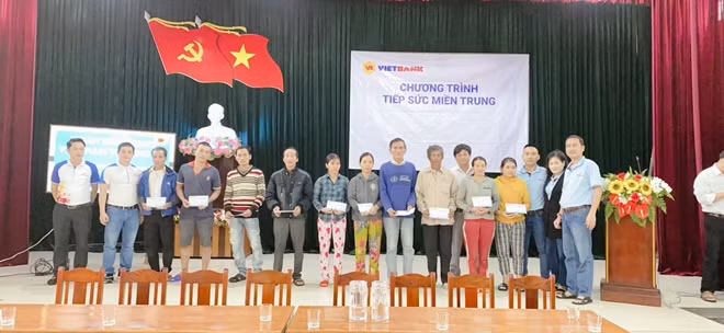 Hình ảnh đoàn công tác Vietbank trao quà cho người dân một số địa phương miền Trung chịu thiệt hại do mưa lũ.
