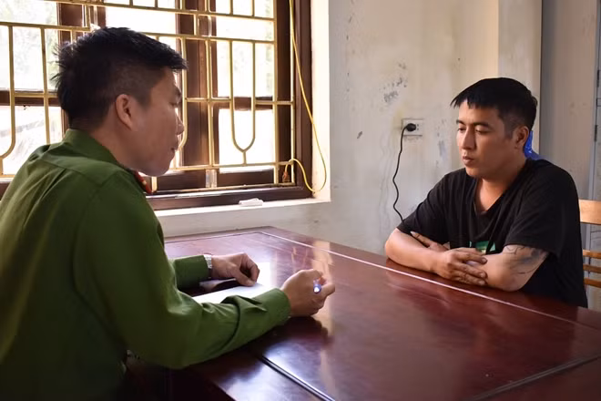 Công an huyện Hoa Lư ghi lời khai Trịnh Anh Tuấn.