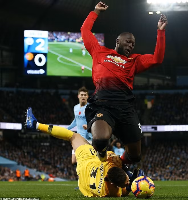 Lukaku vào sân và đem về quả phạt đền.