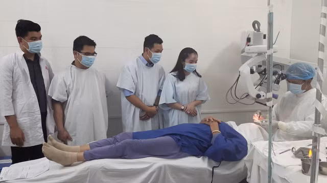 Lãnh đạo Công ty ân cần động viên bệnh nhân. Lãnh đạo Công ty ân cần động viên bệnh nhân.