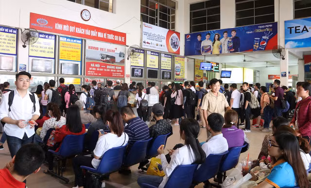 Kỳ nghỉ lễ 30/4-1/5 năm nay kéo dài 4 ngày, ghi nhận tại các bến xe khách trong nội đô Hà Nội trong buổi chiều nay, lượng người dân đổ về tăng lên gấp nhiều lần so với ngày thường. Hình ảnh ghi nhận tại Bến xe Mỹ Đình. Kỳ nghỉ lễ 30/4-1/5 năm nay kéo dài 4 ngày, ghi nhận tại các bến xe khách trong nội đô Hà Nội trong buổi chiều nay, lượng người dân đổ về tăng lên gấp nhiều lần so với ngày thường. Hình ảnh ghi nhận tại Bến xe Mỹ Đình.