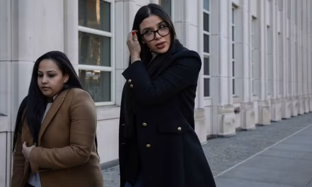 Emma Coronel Aispuro (phải) trên đường đến dự phiên tòa xét xử chồng là trùm ma túy El Chapo tại New York năm 2018.