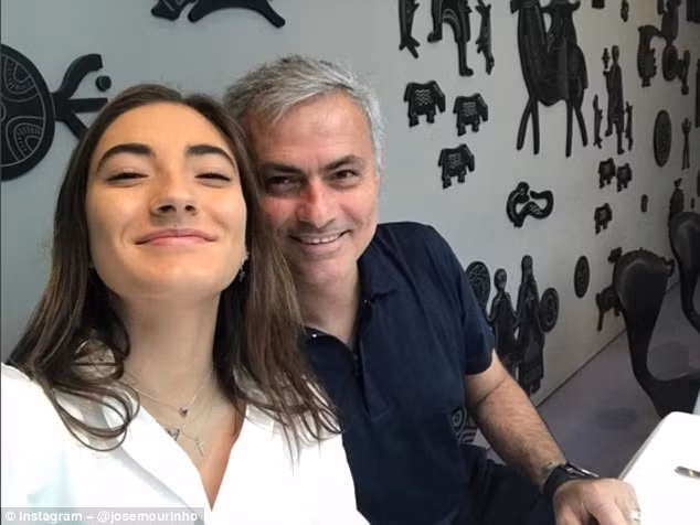 Cô con gái cưng xinh như mộng của Mourinho.