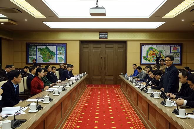 Phó Thủ tướng Vũ Đức Đam làm việc với tỉnh Vĩnh Phúc về công tác phòng chống nCoV. Ảnh: VGP
