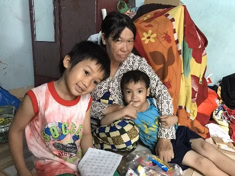 Vì nhà chật nên mấy đứa lớn lang thang bên ngoài không về.