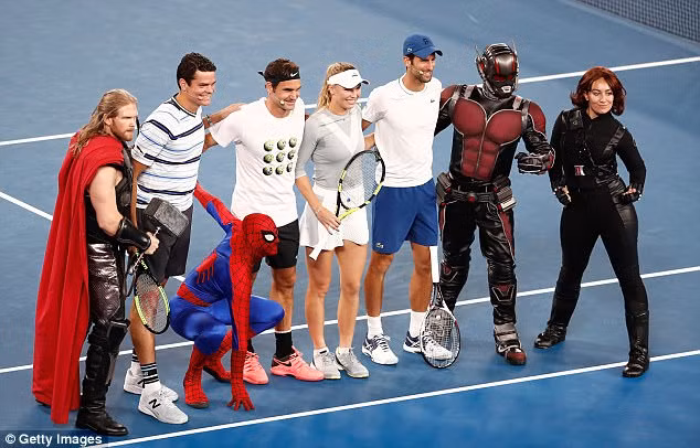 Federer, Raonic, Caroline Wozniacki, Novak Djokovic cùng đội Avengers trên sân tennis. Ảnh: Getty Image.