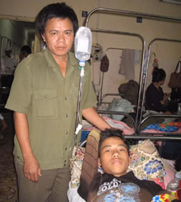 Bố con anh Lực, cháu Nam ngày ở Bệnh viện K (Ảnh chụp tháng 11-2011).