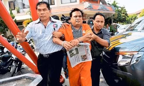 Cảnh sát áp giải Chhota Rajan để thẩm vấn tại Bali, Indonesia.
