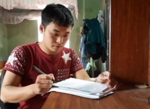 Anh Đông đang làm đơn gửi các cơ quan chức năng.