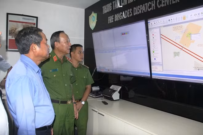 Phó Chủ tịch Quốc hội Đỗ Bá Tỵ, Thứ trưởng Lê Qúy Vương kiểm tra Trung tâm chỉ huy điều hành PCCC và CNCH quốc gia.