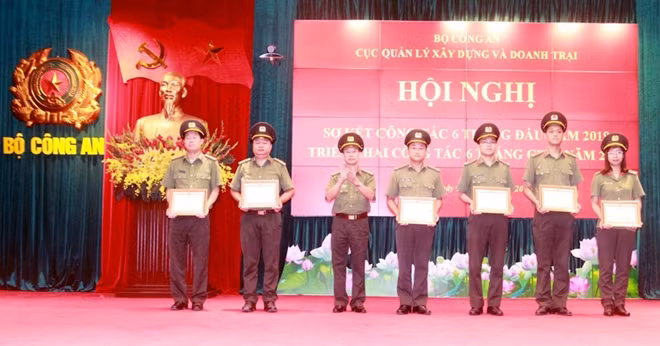 Các cá nhân xuất sắc nhận Giấy khen của Cục QLXD&DT