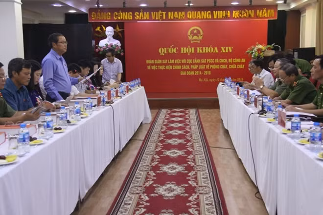 Phó Chủ tịch Quốc hội Đỗ Bá Tỵ phát biểu tại buổi làm việc.