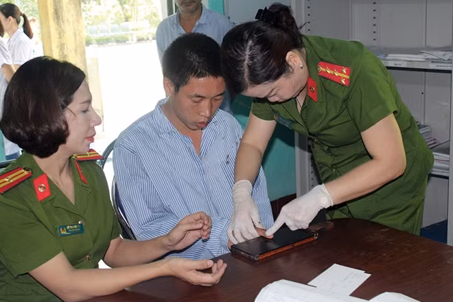 Cán bộ Phòng Cảnh sát QLHC về TTXH Công an tỉnh Quảng Ninh lấy vân tay các bệnh nhân.