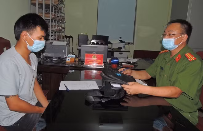 Công an xã Thanh Hà lấy lời khai Thịnh.