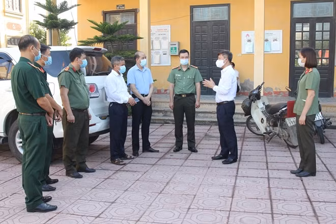 Lãnh đạo Công an tỉnh Hà Nam kiểm tra thực tế công tác phòng chống dịch COVID-19 tại xã Thi Sơn, huyện Kim Bảng (Hà Nam).