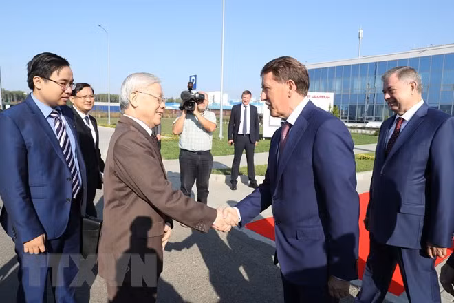 Phó Thủ tướng Liên bang Nga Aleksey Gordeev đón Tổng Bí thư Nguyễn Phú Trọng tại Kaluga. (Ảnh: Trí Dũng/TTXVN) Phó Thủ tướng Liên bang Nga Aleksey Gordeev đón Tổng Bí thư Nguyễn Phú Trọng tại Kaluga. (Ảnh: Trí Dũng/TTXVN)