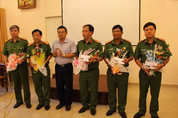 Khen thưởng, động viên các lực lượng tham gia phá án.