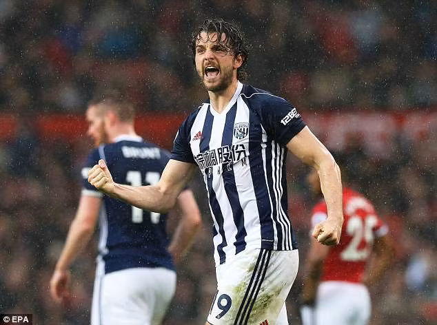 Jay Rodriguez ghị bàn duy nhất giúp WestBrom giành chiến thắng trước Man Utd. Ảnh: EPA.