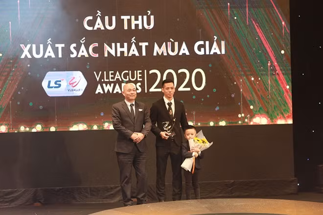 Nguyễn Văn Quyết (giữa) vừa đoạt danh hiệu "Cầu thủ xuất sắc nhất mùa giải V.league 2020". Nguyễn Văn Quyết (giữa) vừa đoạt danh hiệu "Cầu thủ xuất sắc nhất mùa giải V.league 2020".